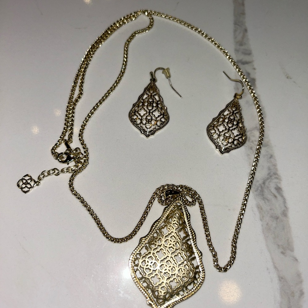 Elegant Gold Filigree Necklace and Earring Set
